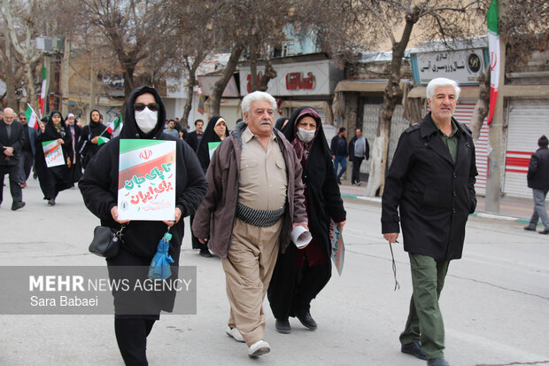 پیر و جوان پای انقلاب در کرمانشاه