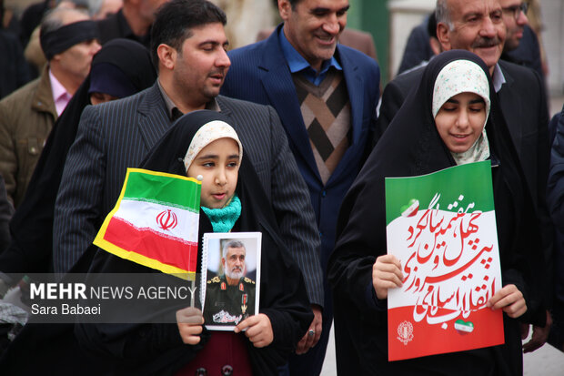 پیر و جوان پای انقلاب در کرمانشاه