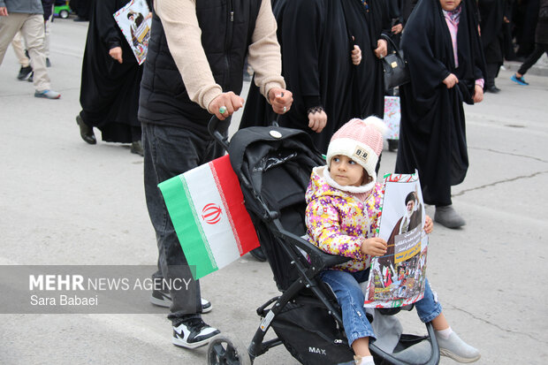 پیر و جوان پای انقلاب در کرمانشاه