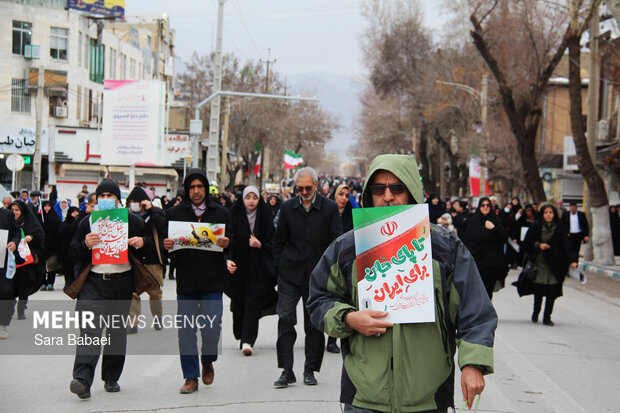 پیر و جوان پای انقلاب در کرمانشاه