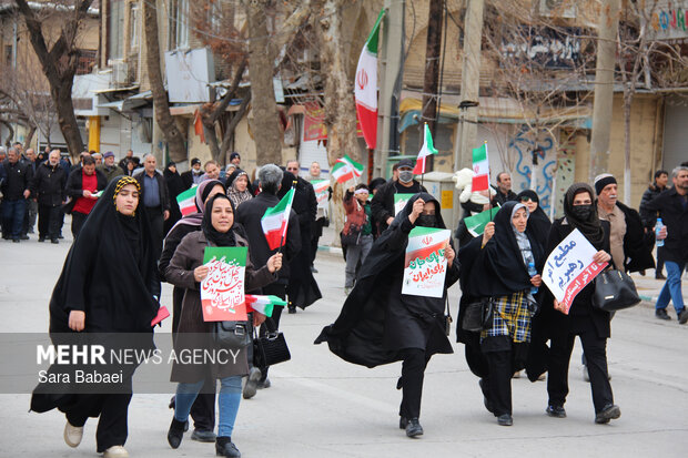 پیر و جوان پای انقلاب در کرمانشاه