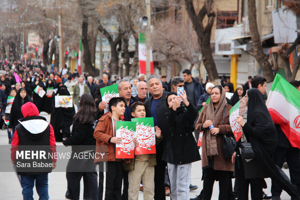 پیر و جوان پای انقلاب در کرمانشاه