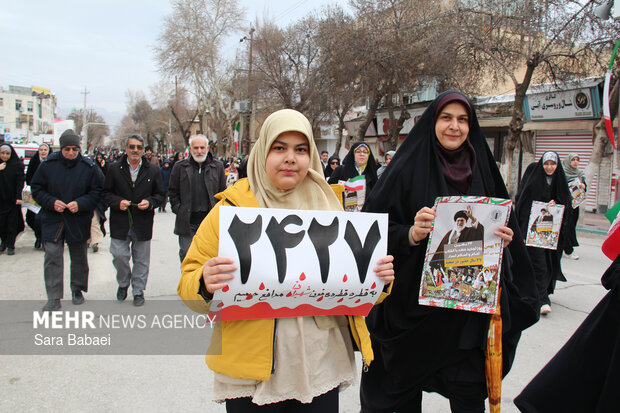 پیر و جوان پای انقلاب در کرمانشاه