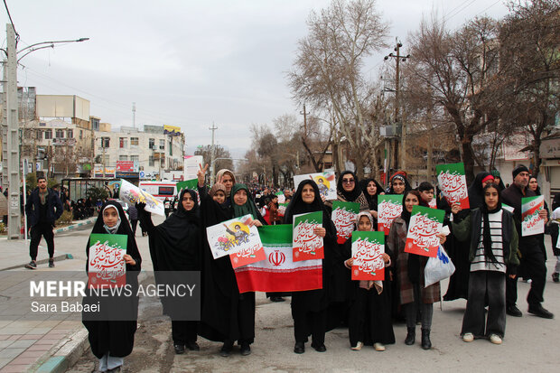 پیر و جوان پای انقلاب در کرمانشاه
