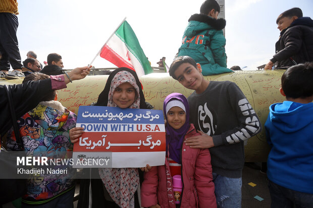 فریدنی‌ها در هوای سرد تنور راهپیمایی ۲۲ بهمن را گرم کردند